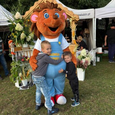 dzieci przytulają Gminka Lubinka