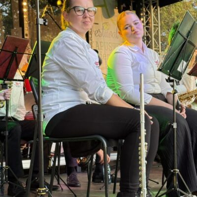 dwie kobiety na scenie siedzą i czekają na występ