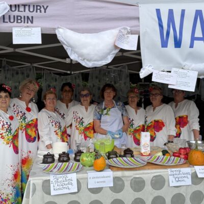 zespół lejdis pod namiotem Warsztaty, pozują do zdjęcia
