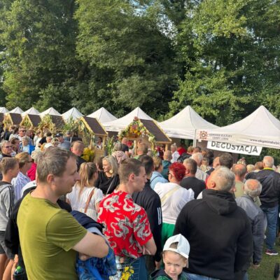 tłum ludzi na placu podczas wydarzenia