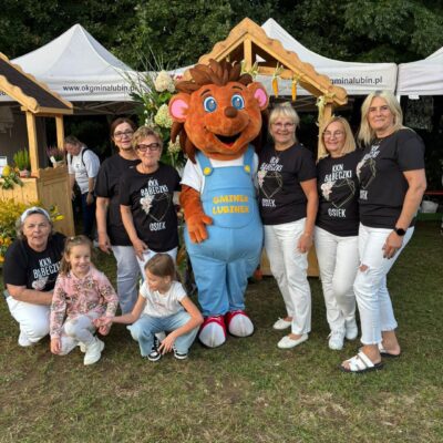 ludzie pozują do zdjęcia z Gminkiem Lubinkiem