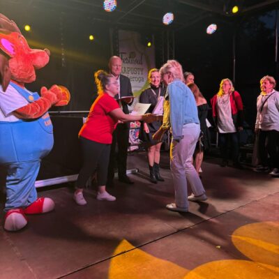 jury wręcza nagrody na scenie podczas festiwalu