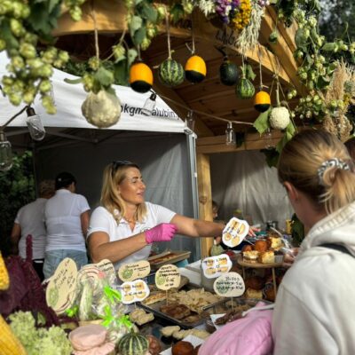 kobieta sprzedaje na stanowisku pierogi