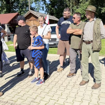 mężczyźni i kobieta z chłopcem na chodniku