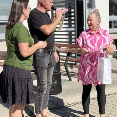 Pani sołtys stoi z prezentem dla jednej z uczestniczek zabawy