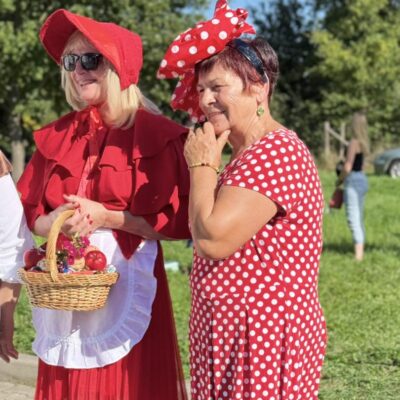 kobiety w strojach przed występem