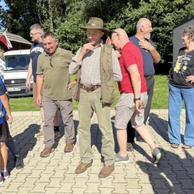 mężczyźni stoją i czekają na wyniki konkursu