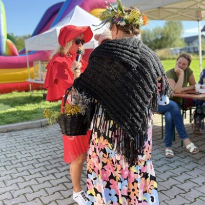 kobiety w przebraniach z koszykami