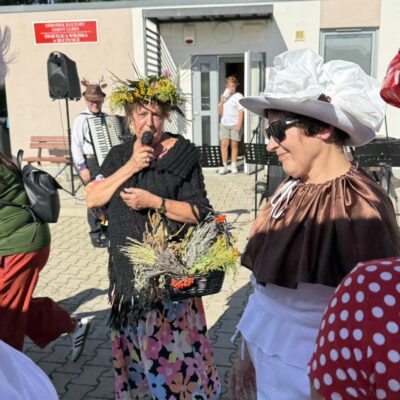 kobiety w przebraniach z koszykami i darami jesieni