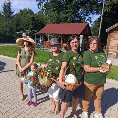Uczestniczki konkursu z koszykami i darami jesieni