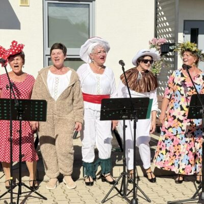 kobiety w przebraniach podczas występu