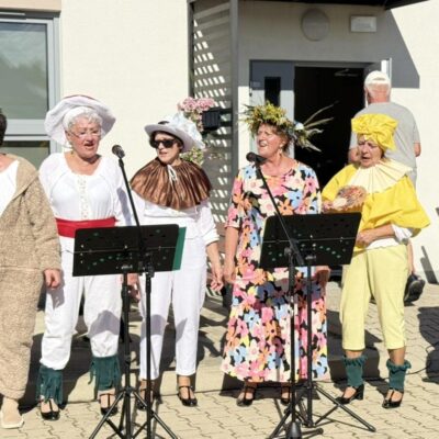 kobiety w przebraniach podczas występu