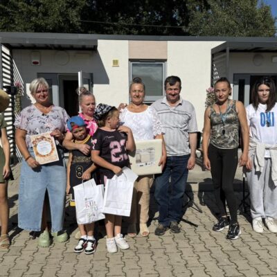 laureaci konkursów pozują do wspólnego zdjęcia