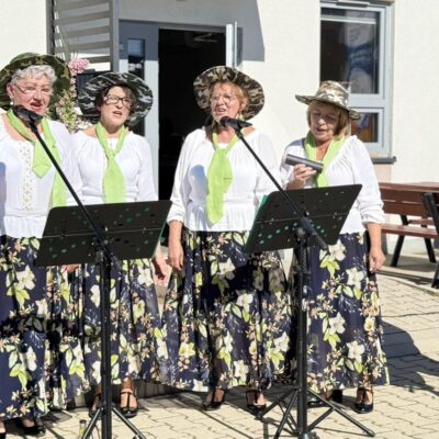 zespół Osieczanki przy mikrofonach