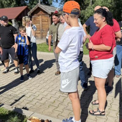 ludzie stoją i czekają na wyniki konkursu