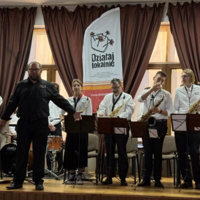 Młodzieżowa Orkiestra Dęta podczas występu z Kapelmistrzem