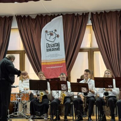 Młodzieżowa Orkiestra Dęta podczas występu z Kapelmistrzem