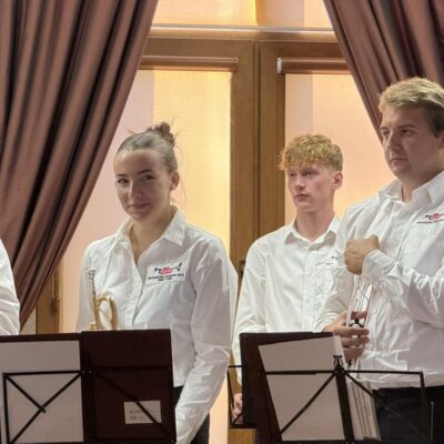 Orkiestra na scenie podczas występu