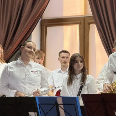 Orkiestra na scenie podczas występu