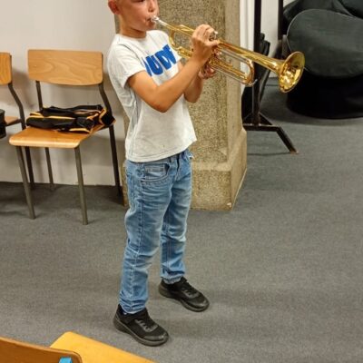 chłopiec gra na instrumencie podczas lekcji