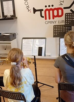 dzieci graja na instrumenah podczas zajęć