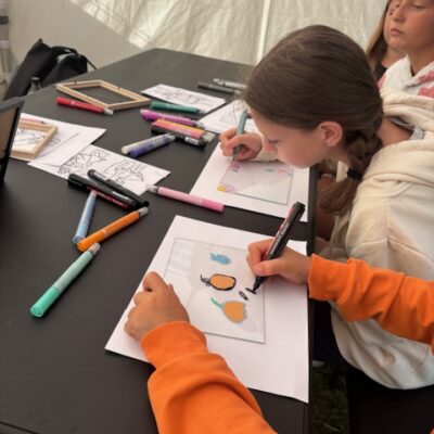 dzieci malują na szkle