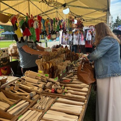 stoisko z drewnianymi zabawkami