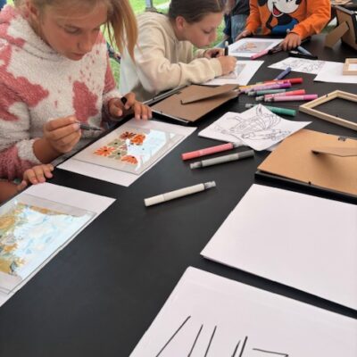 dzieci podczas warsztatów malują na szkle