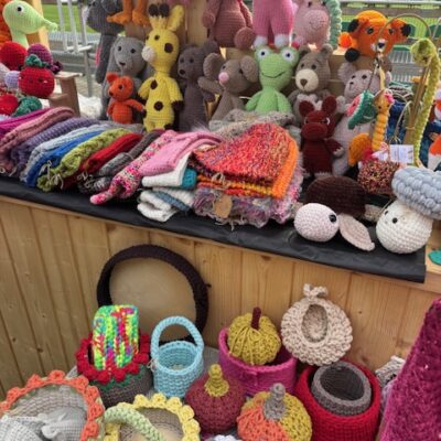 stoisko z rzeczami robionymi na szydełku