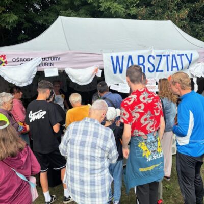 ludzie stoją w kolejce na warsztaty