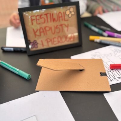 ramka z napisem na szkle festiwal kapusty i pieroga