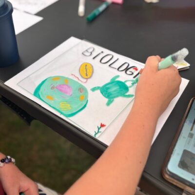 na szkle napis biologia i rysunek