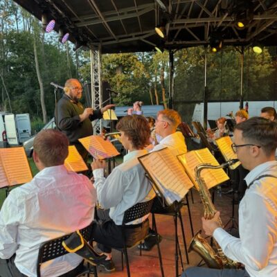 kapelmistrz prowadzi występ Młodzieżowej Orkiestry Dętej Gminy Lubin na scenie