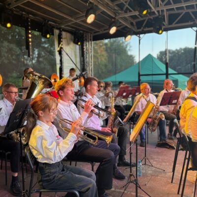 zespół orkiestry na scenie