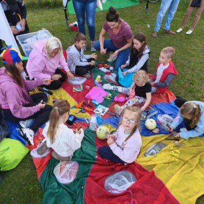 dzieci siedzą na kolorowym kole i mają animacje