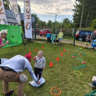 chłopiec na torze przeszkód