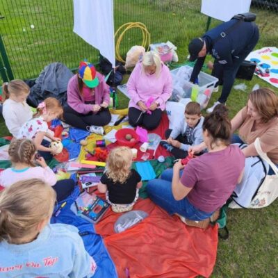 dzieci siedzą na kolorowym kole i mają animacje