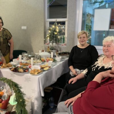 Koło Gospodyń Wiejskich z Czerńca przy stole konkursowym