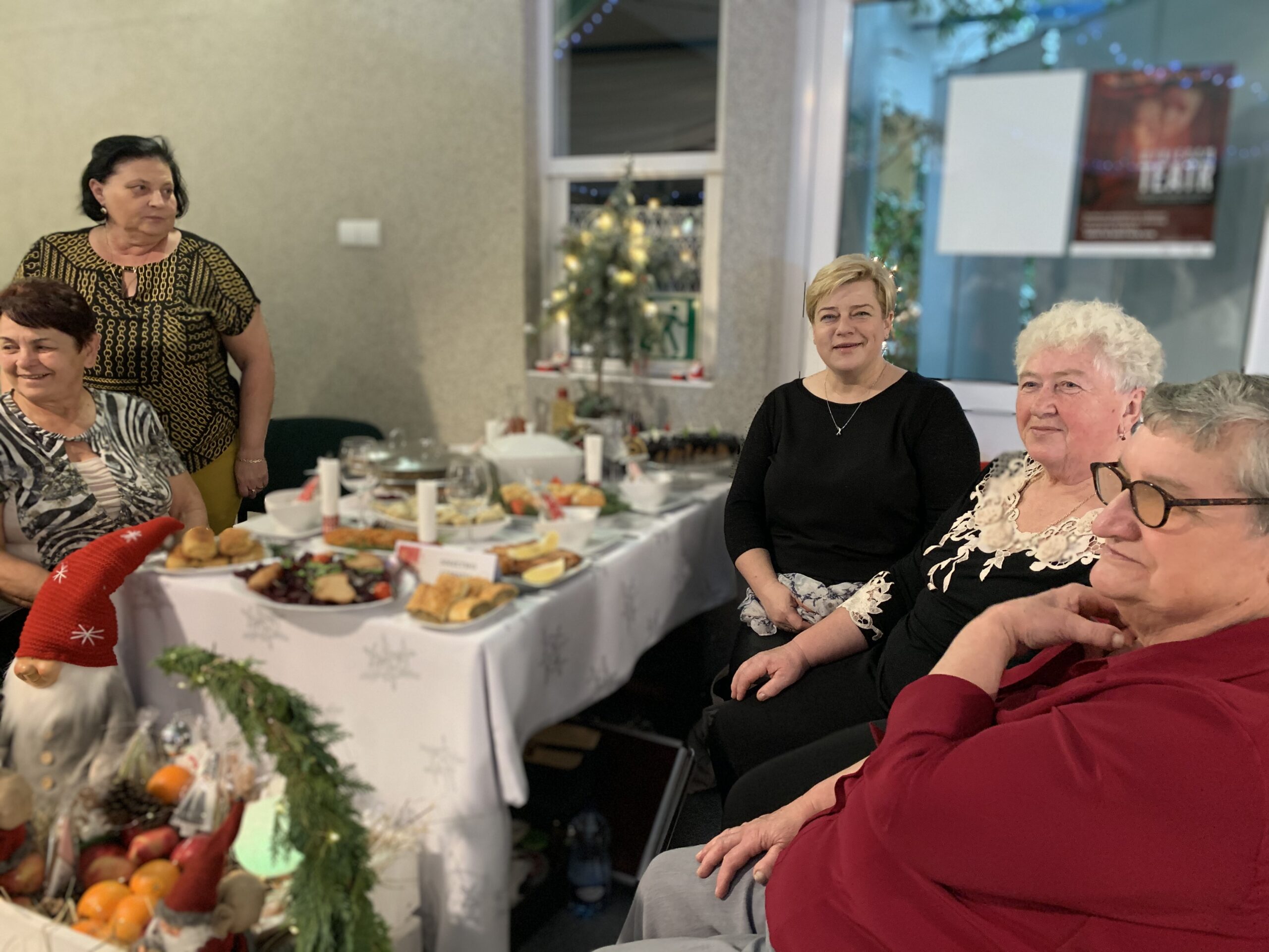 Koło Gospodyń Wiejskich z Czerńca przy stole konkursowym