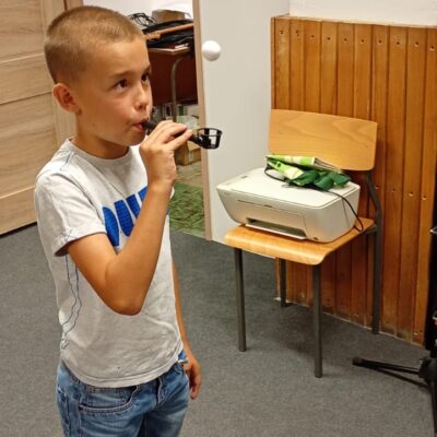 chłopiec gra na instrumencie podczas lekcji