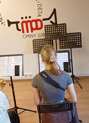 dziewczynka gra na instrumencie podczas lekcji