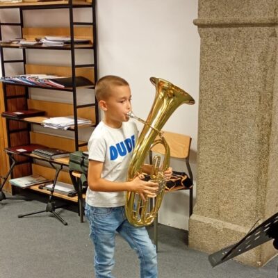 chłopiec gra na instrumencie podczas lekcji