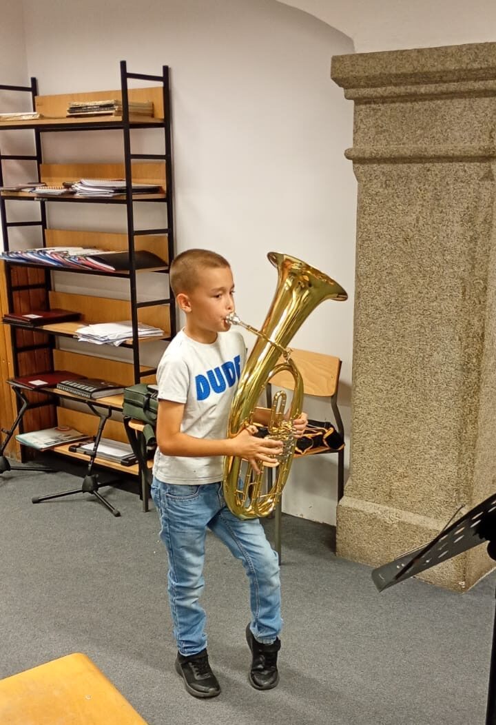 chłopiec gra na instrumencie podczas lekcji