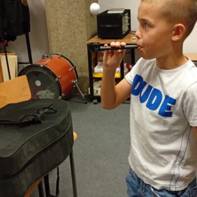 chłopiec gra na instrumencie podczas lekcji