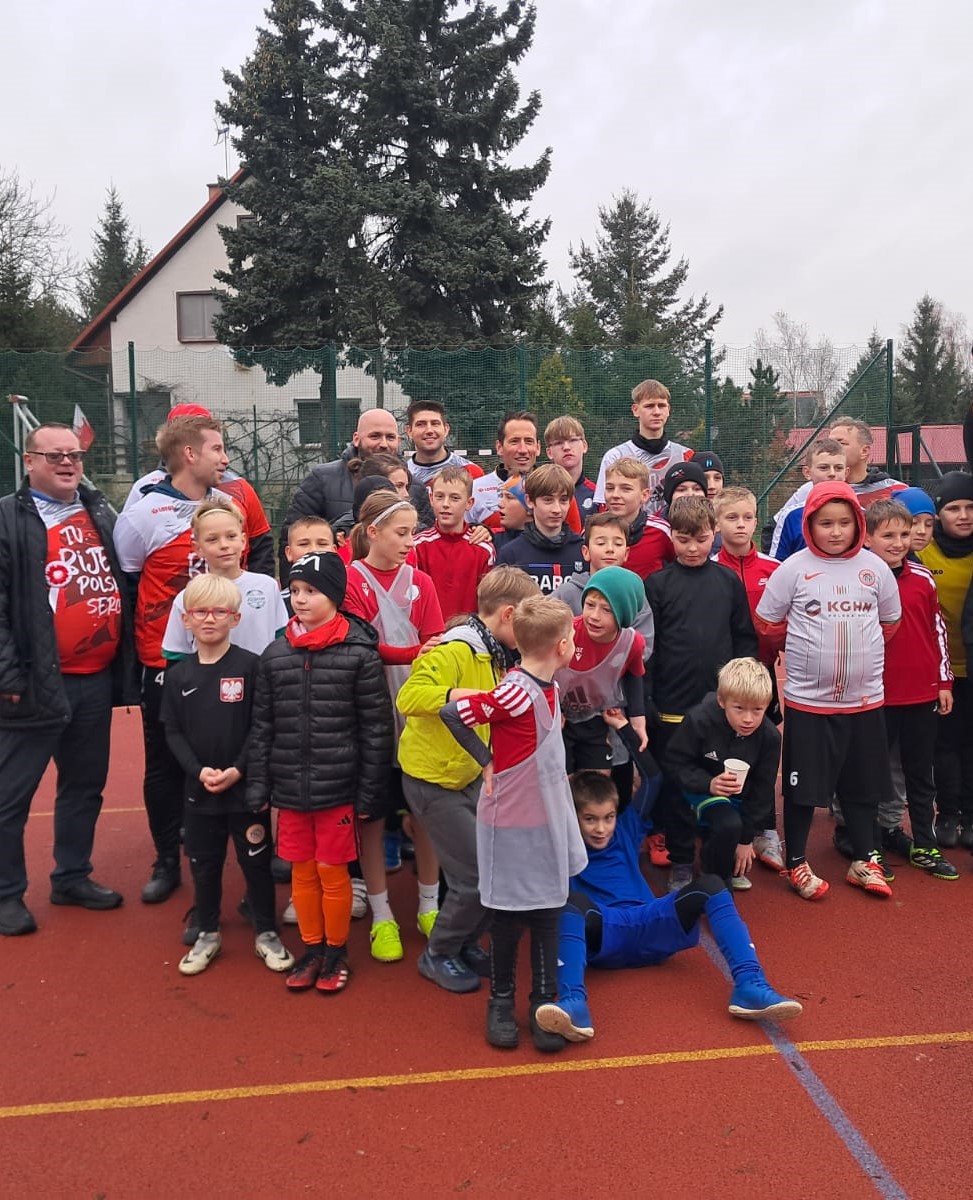 Zdjęcie drużyn dzieci po turnieju na boisku sportowym