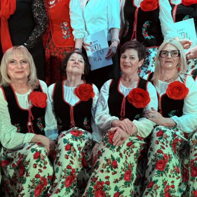 Panie z zespołu Osieczanki w barwnych strojach