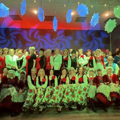 zespoły prezentujące się na scenie podczas wspólnej fotografii