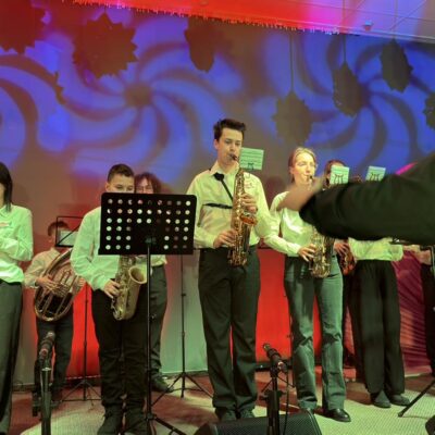 Młodzieżowa Orkiestra Dęta Gminy Lubin wykonuje utwory świąteczne