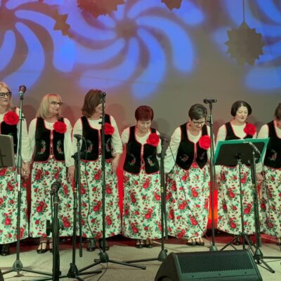 zespół OSIECZANKI w kwiecistych strojach