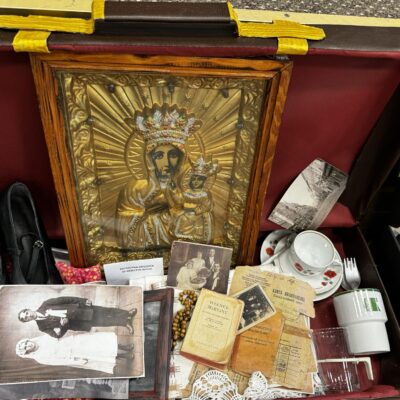 Walizka z rzeczami przywiezionymi przez repatriantów